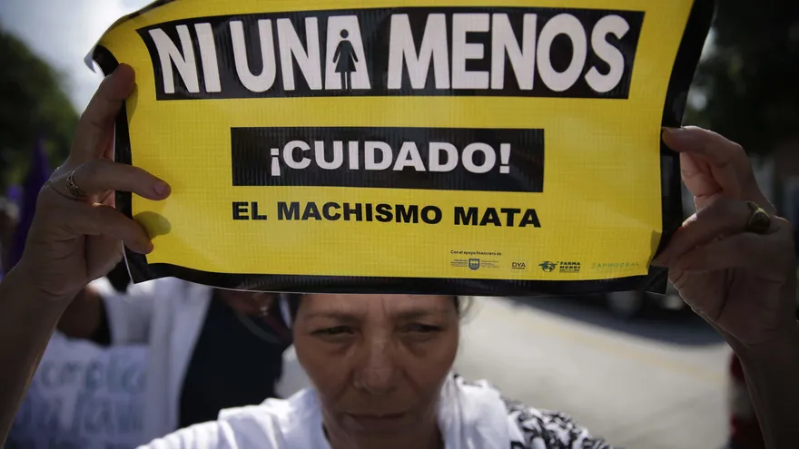 Una mujer fue registrada este lunes, durante una marcha con ocasión del Día Internacional de la No Violencia contra las Mujeres, en San Salvador (El Salvador)