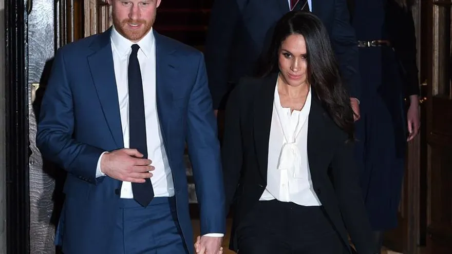 El príncipe Enrique (i) del Reino Unido y su prometida, la actriz estadounidense Meghan Markle (d), el pasado jueves en Londres.