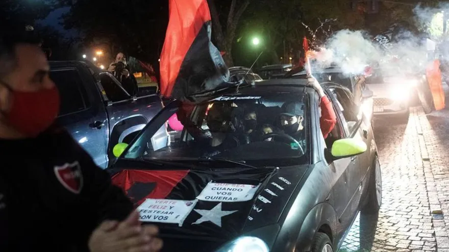 Caravana de hinchas en Rosario por la vuelta de Messi a Newell's