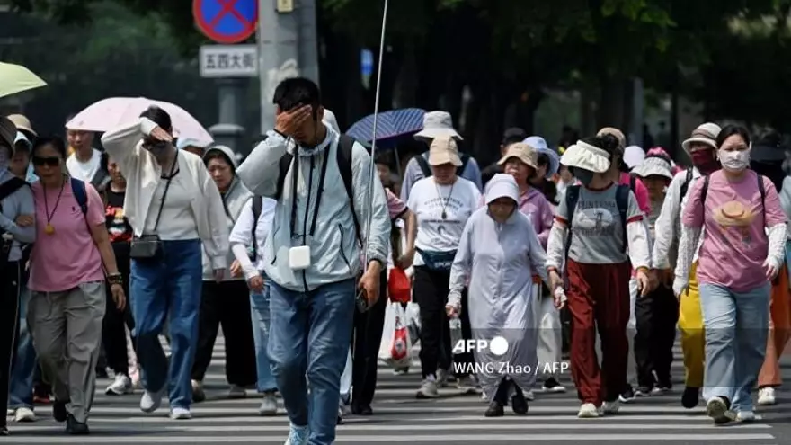 Personas cruzan una calle en una zona en China
