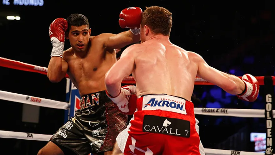 Amir Khan durante la pelea contra "Canelo" Álvarez