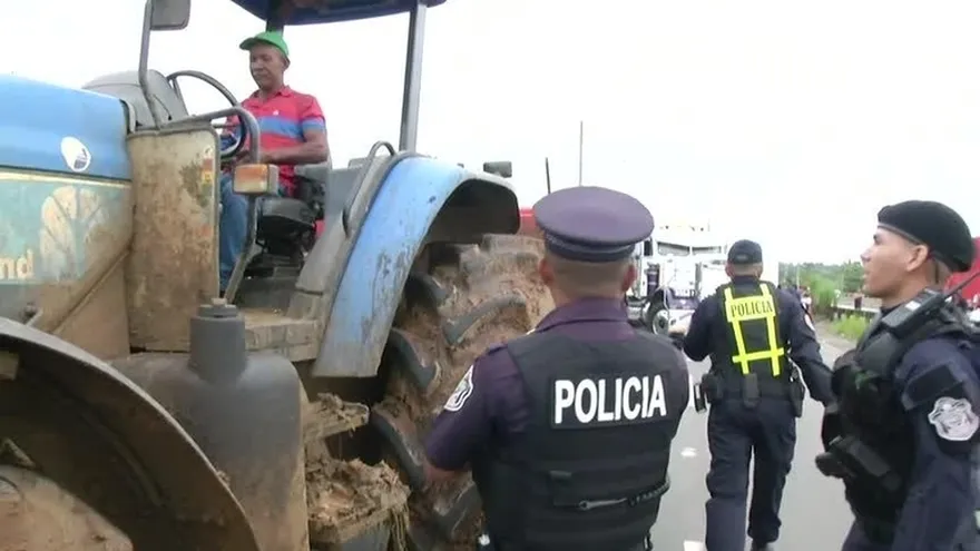 Productores de arroz cierran la vía Panamericana en Pacora