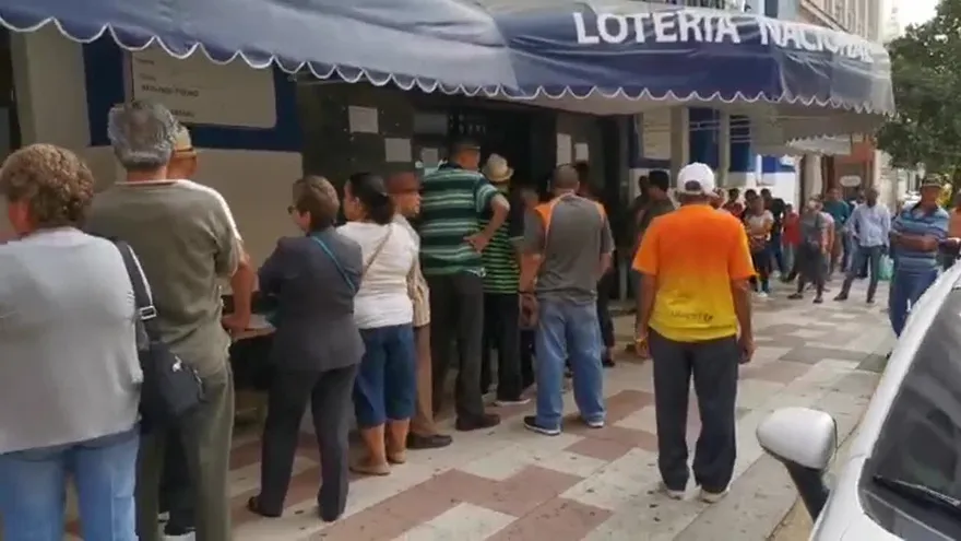Personas aglomeradas en agencias de la Lotería