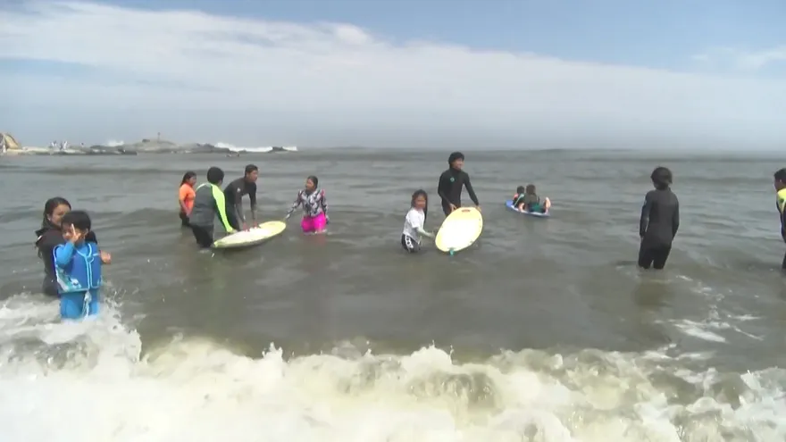 El surf como terapia para niños pobres en una remota playa de Perú