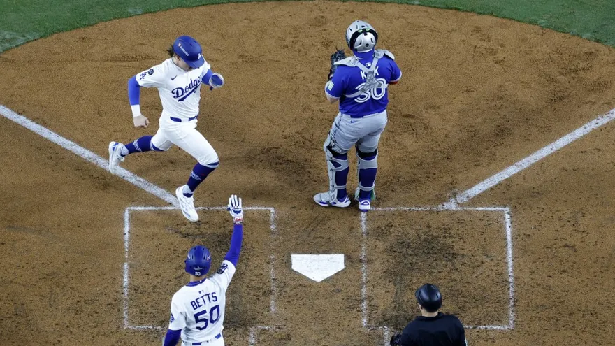 Kiké Hernández corre hacia el 'home plate' en el tercer partido de la Serie Mundial entre Azulejos y Dodgers.