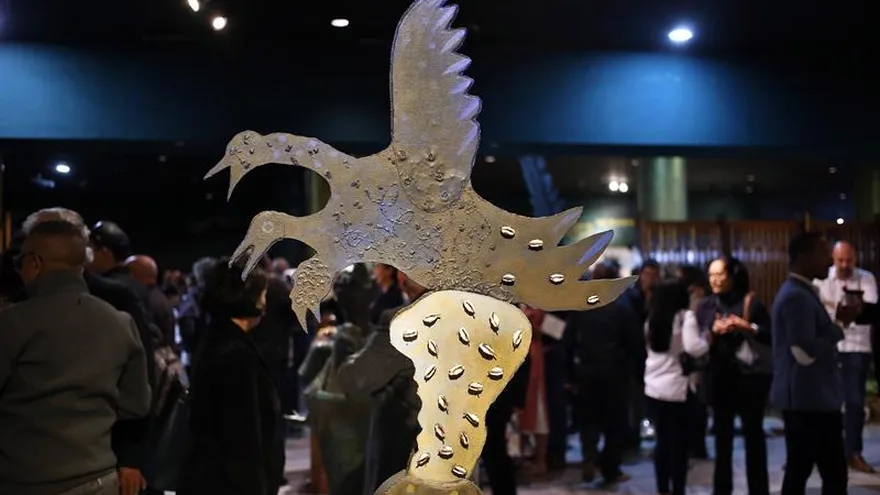 Varias personas recorren una muestra que reúne obras pertenecientes a la colección particular del empresario español afincado en Cuba Luciano Méndez, creadas por cuatro de los exponentes fundamentales del arte contemporáneo cubano: Alfredo Sosabravo, Manuel Mendive, Pedro Pablo Oliva y Roberto Fabelo, en La Habana.