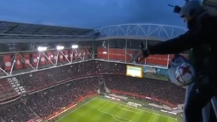 El balón cayó del cielo en el clásico entre el Ajax y PSV
