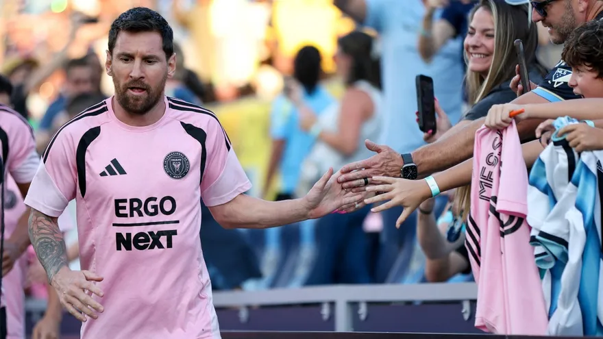 Lionel Messi saluda a unos fanáticos