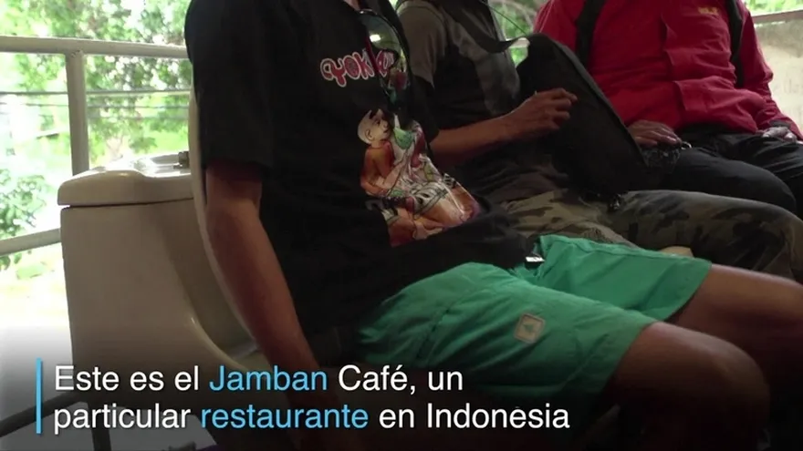 Un restaurante en Indonesia sirve comida en letrinas para educar