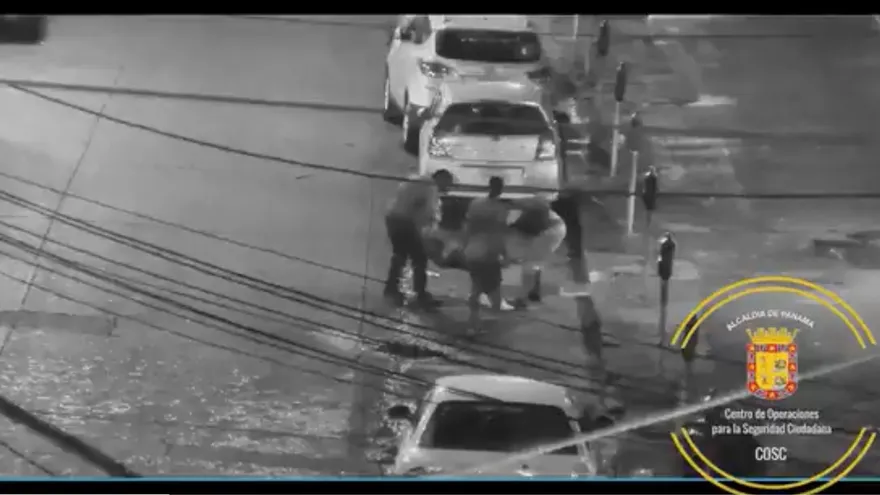 Cámaras de videovigilancia captan a tres personas robando