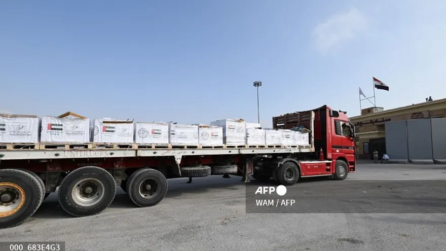 Una imagen proporcionada por la Agencia de Noticias de los Emiratos Árabes Unidos (WAM) el 28 de julio de 2025 muestra un camión que transporta ayuda humanitaria, suministrada por UAE AID, esperando a que se le permita cruzar desde el lado egipcio del cruce fronterizo de Rafah con la Franja de Gaza.