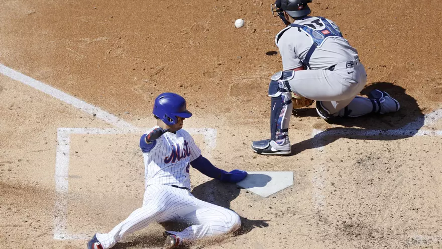 Juan Soto de los Mets anotando una carrera ante los Yankees