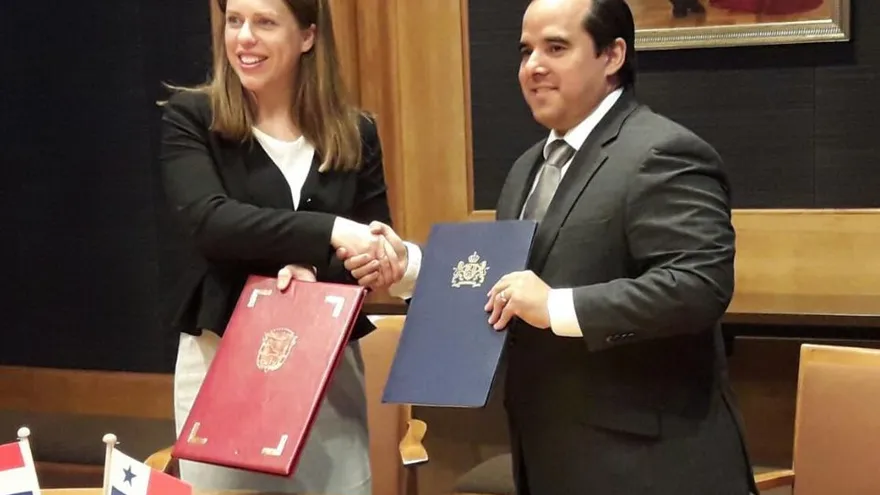 Ministro Carles del MIDA firma para cooperación agrologística de los Países Bajos