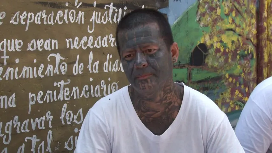 Borrarse los tatuajes, una aspiración de expandilleros en El Salvador