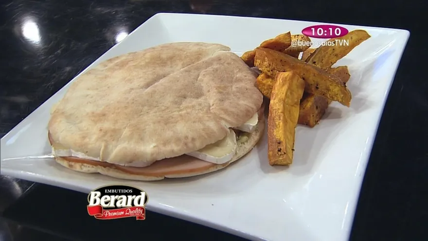 Sandwich de Pechuga de pavo Ahumado  con Queso Bire y Mayonesa