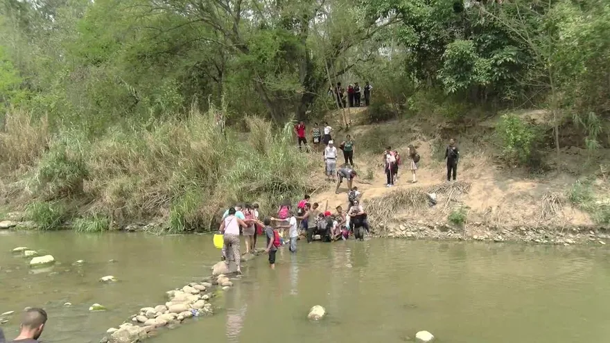 Riesgoso camino a la escuela en frontera de Venezuela y Colombia