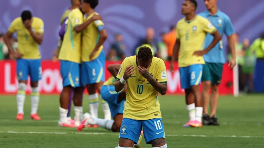 Neymar desconsolado luego de quedar eliminado por Noruega y Erling Haaland