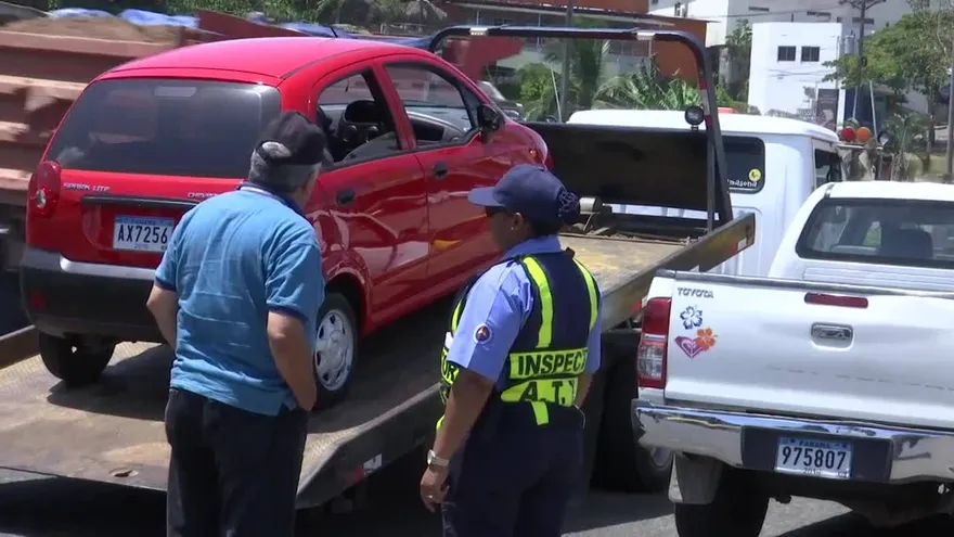 Varios conductores se quedaron sin vehículos tras operativos de la ATTT