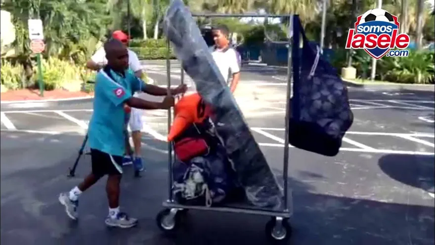 Camino a los entrenamientos, la Sele está entrenando en estos momentos