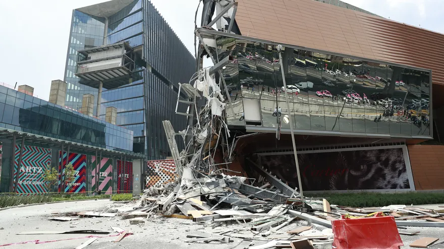 Vista del derrumbe parcial que sufrió un centro comercial hoy, jueves 12 de julio de 2018, en el Pedregal, sur de Ciudad de México (México)