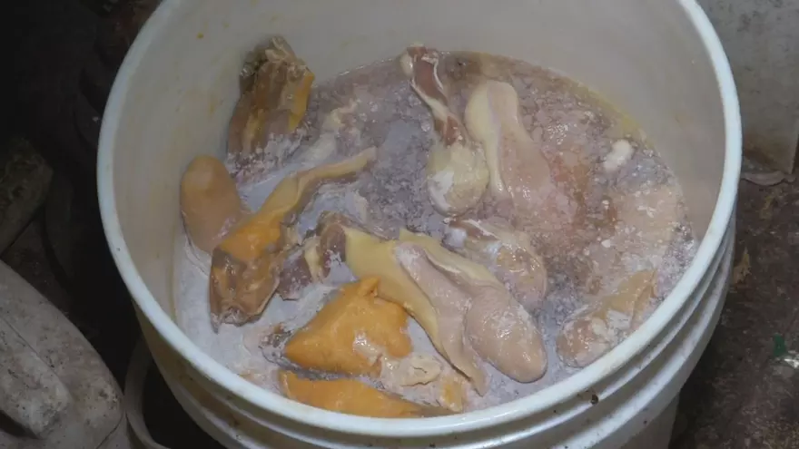 Alimentos en mala disposición en un minisúper de San Miguelito