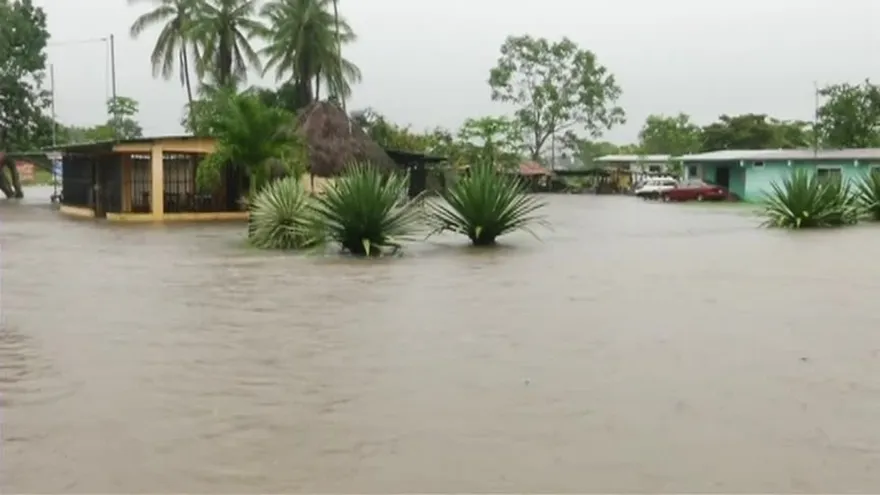 Se registran fuertes inundaciones en el interior del país