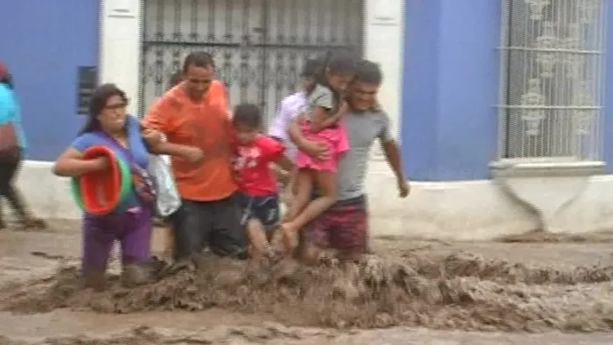 Perú intenta emerger del lodo pero lluvias arrecian