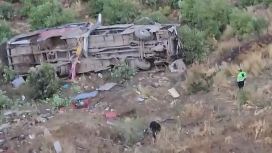 Aumentan a 25 los muertos por caída de autobús por un barranco en Perú