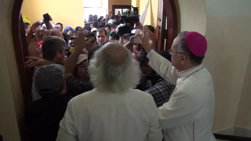 Asedian iglesia en Nicaragua