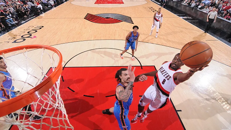 Al-Farouq Aminu (8) lideró el ataque de los Trail Blazers