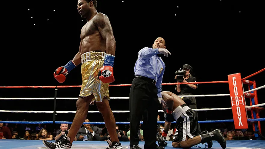 Shane Mosley camina a una esquina tras un golpe en el hígado que le dio a Ricardo Mayorga