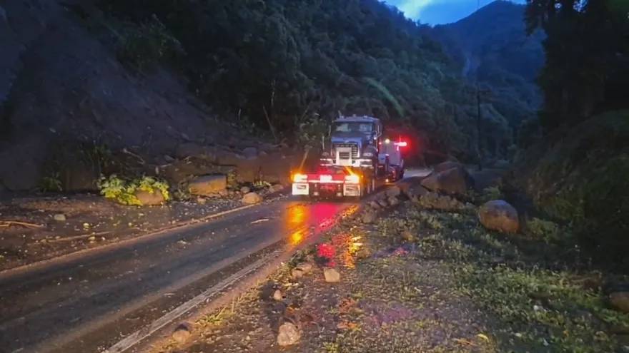 Lluvias provocan derrumbes en la vía Chiriquí–Bocas del Toro; autoridades piden precaución