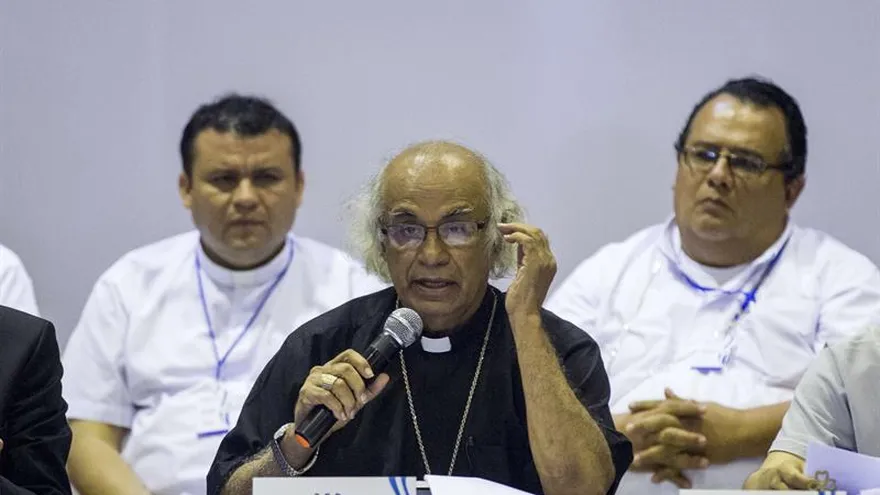 En la imagen, el cardenal de Nicaragua Leopoldo Brenes (c).
