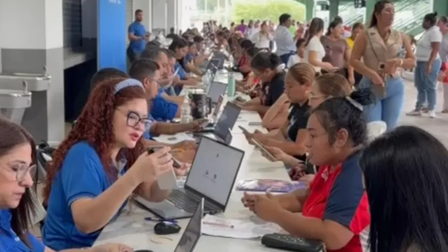 Entrega de tarjetas del PASE-U.