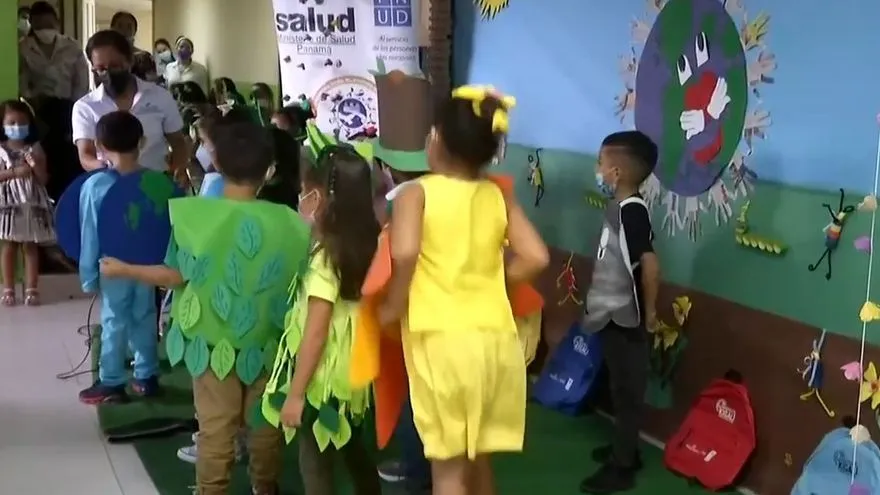 Niños aprenden sobre el reciclaje y cuidado del medio ambiente