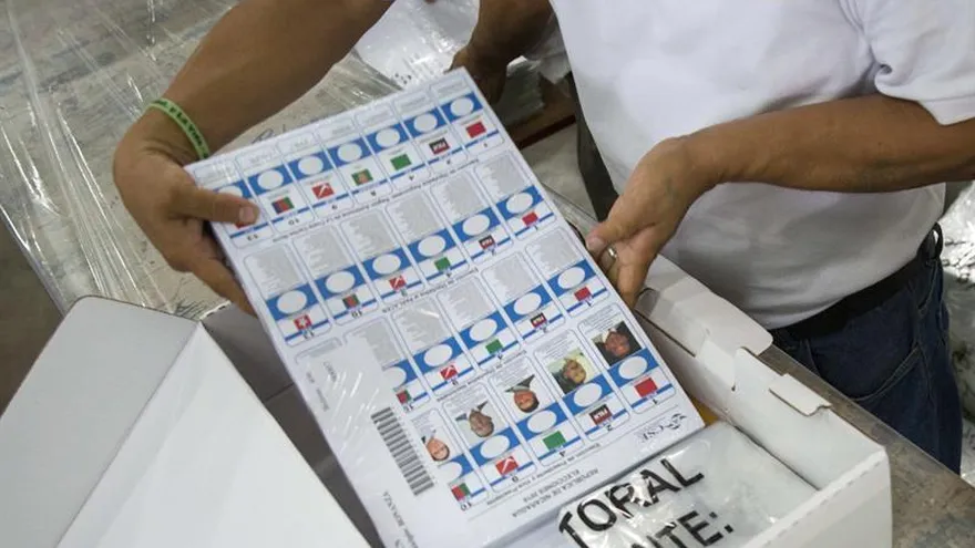 Trabajadores del Consejo Supremo Electoral (CSE) de Nicaragua empacan material electoral hoy, miércoles, 19 de octubre de 2016, a ser distribuido a distintos departamentos y municipios del país para los comicios del próximo 6 de noviembre.