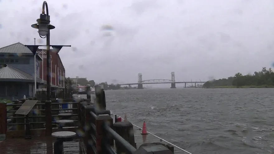 Vientos y lluvias del huracán Florence azotan costa este de EEUU