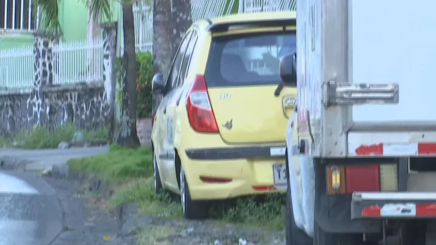 Autos abandonados en San Miguelito.