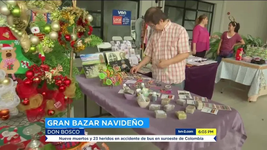 Mujeres participan de bazar navideño