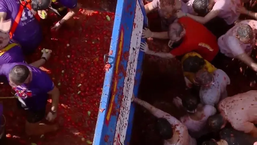 Buñol se tiñe de rojo con la Tomatina