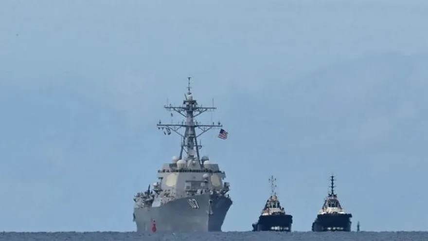 El buque de guerra USS Gravely ingresa al puerto de Puerto España el 26 de octubre de 2025. El buque de guerra estadounidense visitará Trinidad y Tobago para realizar ejercicios conjuntos cerca de la costa de Venezuela en medio de la campaña de Washington contra presuntos narcotraficantes en la región.