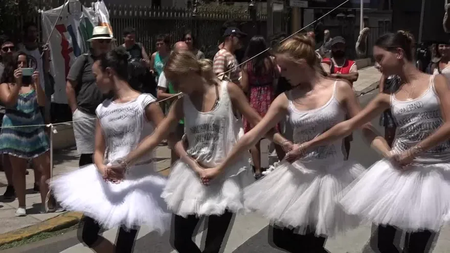 Con clase en la calle, ballet argentino protesta por su cierre
