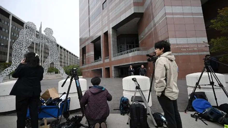 Periodistas fuera del Edificio Federal Roybal donde Ippei Mizuhara comparece ante las autoridades