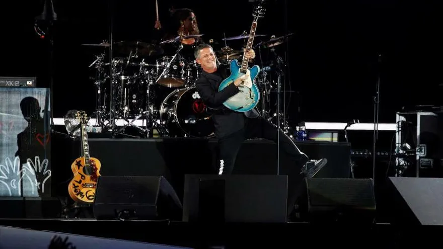 El músico y cantante Alejandro Sanz durante el concierto que ha ofrecido esta noche en RCDE Stadium del Prat de Llobregat, en Barcelona.