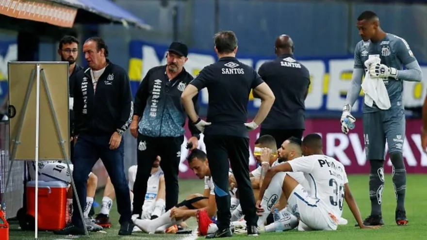 Dos jugadores del Santos que participaron en semis de Libertadores ante Boca tienen covid-19