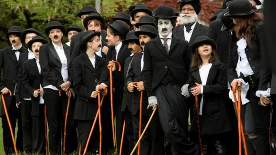 Personas disfrazadas de 'Charlot' rinden honor a Chaplin