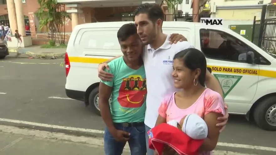 Jaime Penedo Brinda felicidad a niños en hospital