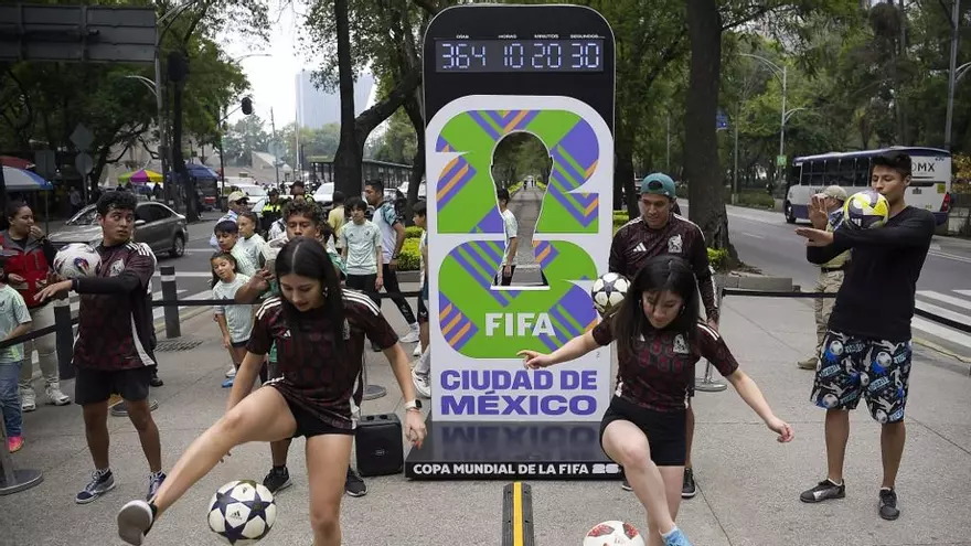 El Paseo de la Reforma, en la Ciudad de México, se activó uno de los dos relojes que llevan la cuenta regresiva al Mundial 2026