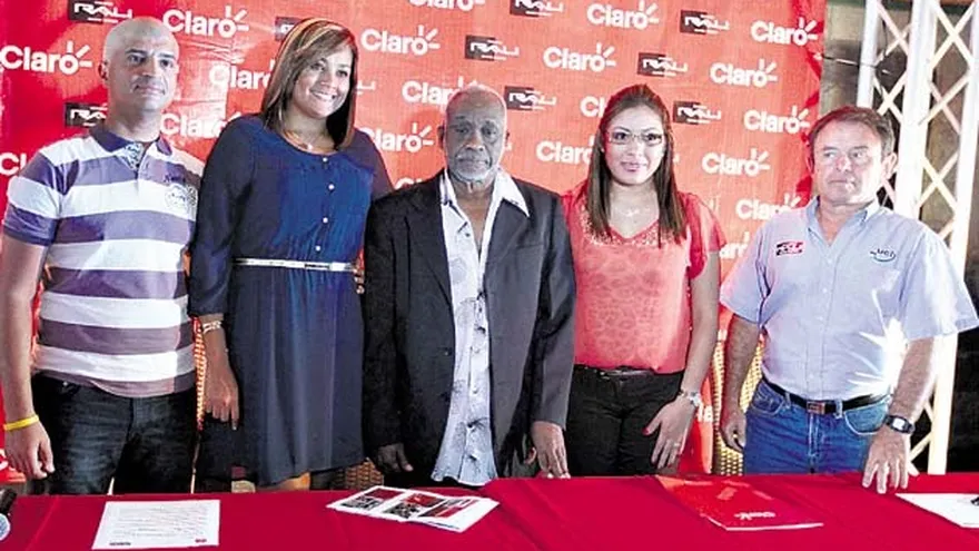 Kenneth Sterling (c) durante una conferencia de prensa en el 2014