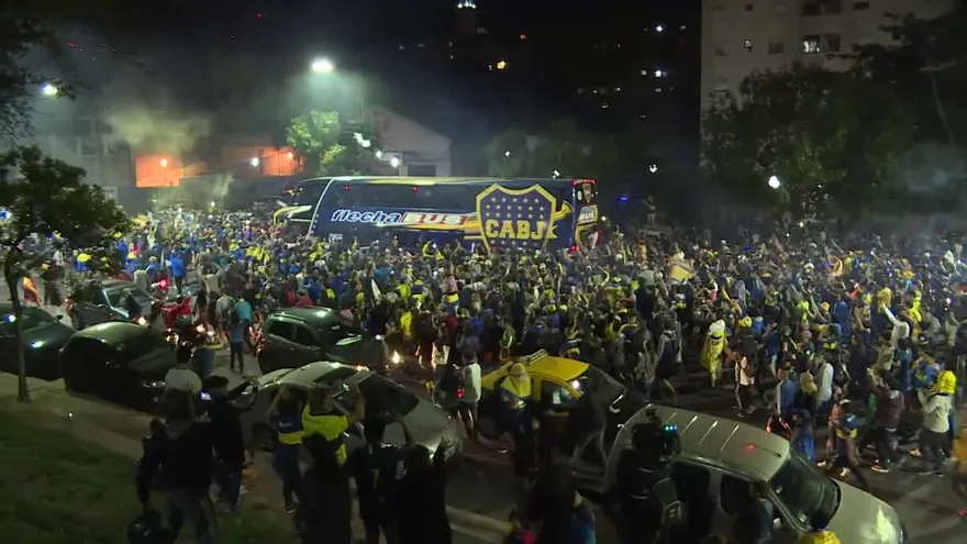 Hinchas de Boca despiden a jugadores antes de final ante River